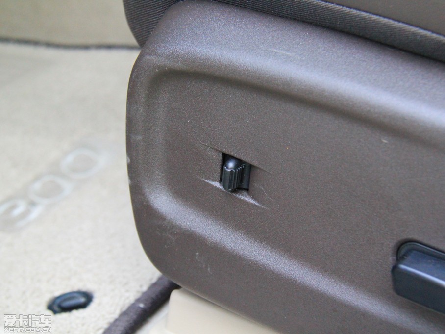 2014R˹300C(M(jn)) 3.0L ׿Խ