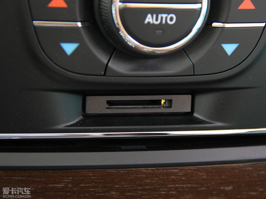 2014R˹300C(M(jn)) 3.0L ׿Խ