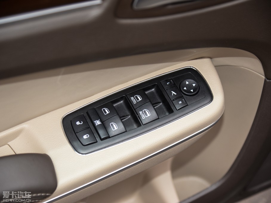 2014R˹300C(M(jn)) 3.0L ׿Խ