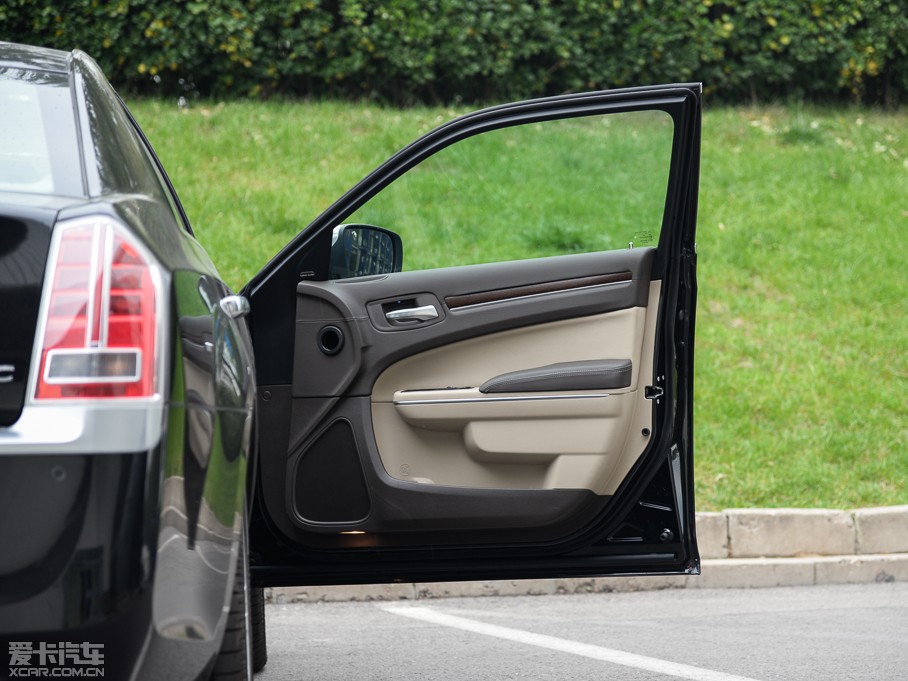 2014R˹300C(M(jn)) 3.0L ׿Խ