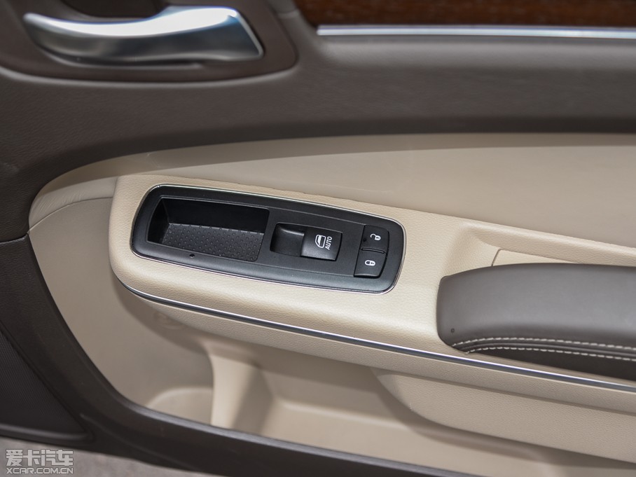 2014R˹300C(M) 3.0L ׿Խ