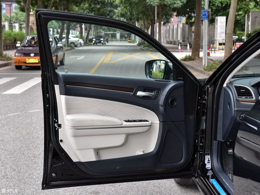 2016����R˹��300C(�M��) 3.0L ��Խ��