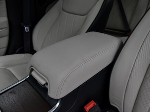 2016款3.0L 超越版 中央扶手箱