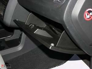 2009款2.7L  手套箱