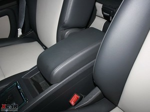 2009款2.7L  中央扶手箱
