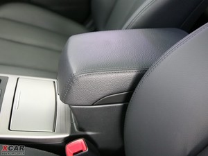 2010款2.5GT 自动豪华版 中央扶手箱