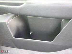 2010款2.5GT 自动豪华版 前门储物空间