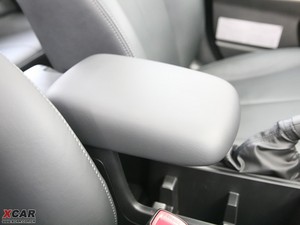 2010款2.5XS 豪华型 中央扶手箱