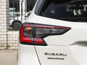 20232.5i AWD\ӰEyeSight ^