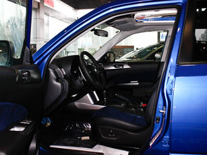 2012款经典 2.5T S-EDITION 自动豪华导航版 前排空间