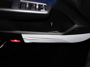 2012款经典 2.5T S-EDITION 自动豪华导航版 前门储物空间