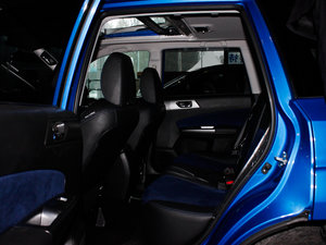 2012款经典 2.5T S-EDITION 自动豪华导航版 后排空间