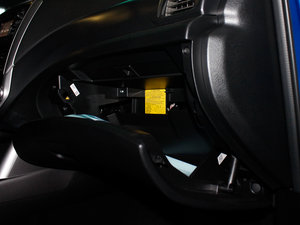 2012款经典 2.5T S-EDITION 自动豪华导航版 手套箱