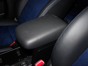 2012款经典 2.5T S-EDITION 自动豪华导航版 中央扶手箱