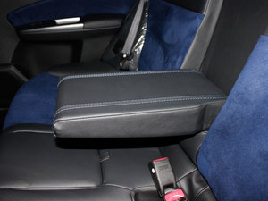 2012款经典 2.5T S-EDITION 自动豪华导航版 后排中央扶手