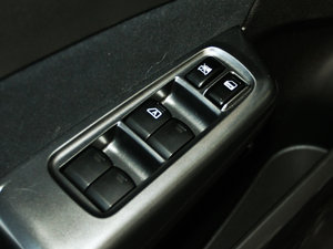 2012款经典 2.5XS 自动豪华版 主驾车窗控制区	