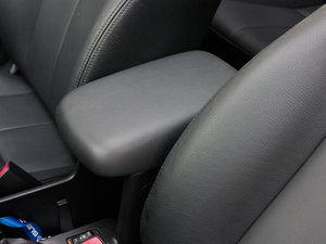 2012款经典 2.5XT 自动豪华导航版 中央扶手箱