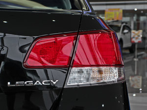 2013款2.5i-X 精英版 尾灯