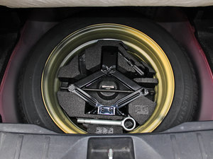 2013款2.5i CVT尊贵导航版 备胎