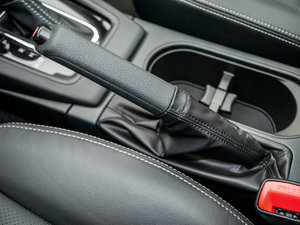 2014款2.5i 尊贵导航版 驻车制动器