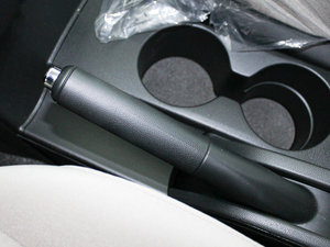 2011款2.0L 自动舒适版 驻车制动器