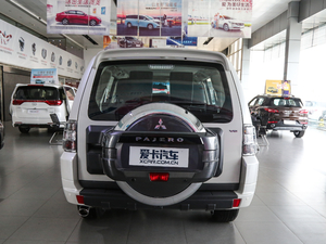 2019款3.0L 自动舒适版 正后	