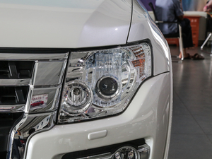 2019款3.0L 自动舒适版 大灯