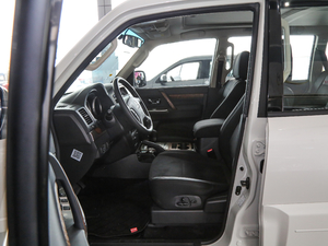2019款3.0L 自动舒适版 前排空间