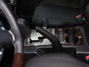 2020款典藏版 3.0L 自动尊贵越野版 驻车制动器