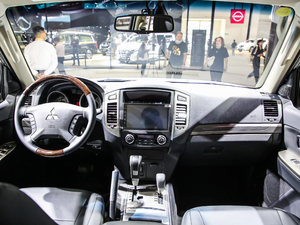2020款3.0L 自动尊贵越野版 内饰全景