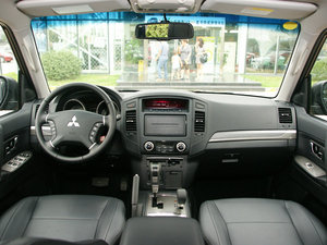 2010款3.8L 自动尊贵版 内饰全景