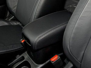 2010款2.0L 两驱炫逸版 中央扶手箱