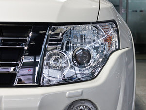 2012款3.0L 自动精英超越版 大灯