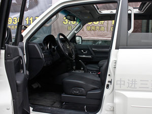 2012款3.0L 自动精英超越版 前排空间