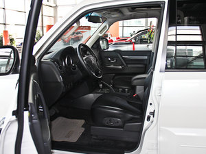 2014款3.0L 自动精英版 前排空间