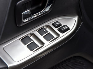 2015款3.0L 精英版 国IV 主驾车窗控制区	