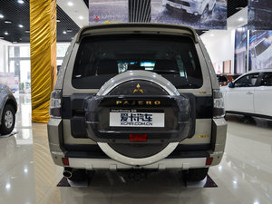 2015款3.0L 精英超越版 国IV 正后	
