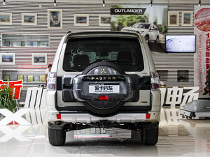 2016款3.0L 自动尊贵版 国V 正后	