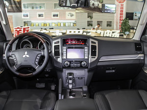 2016款3.0L 自动尊贵版 国V 内饰全景