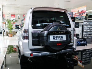 2018款3.0L 自动尊贵版 左后45度