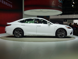 2018260 F SPORT V w^