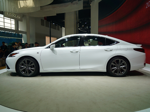 2018260 F SPORT V w^