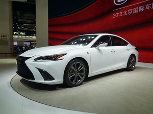 2018260 F SPORT V w^