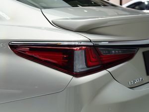 2018300h F SPORT (x)(ji)^