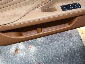 2020款500h 运动版 前门储物空间