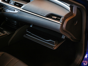 2020款260 F SPORT 手套箱