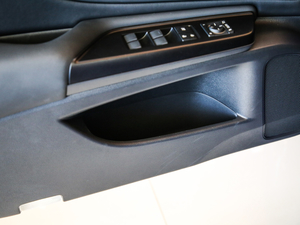 2020款260 F SPORT 前门储物空间