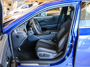 2020款260 F SPORT 前排空间