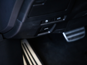 2020260 F SPORT п؅^