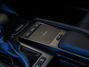 2020260 F SPORT п؅^